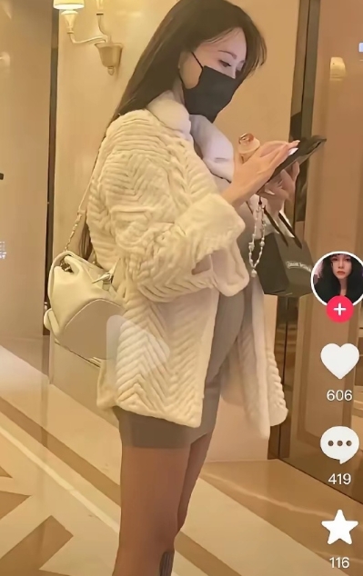 叶珂现身某酒店被偶遇，穿着打扮仍然时尚，孕肚十分明显，还对着镜头打招呼，感觉没有