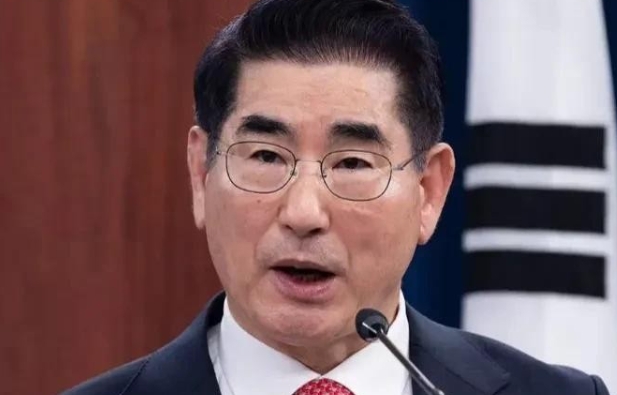 龙显一肩扛下了所有重担！
韩国政坛近日风云变幻，就在昨日，前国防部长金龙显在尹锡