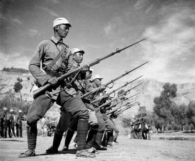 1943年，王近山带着化装成农民的营团两级干部在民兵队长的指引下查看地形，来到村