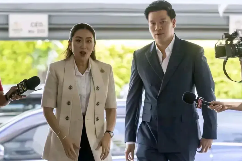38岁的佩通坦当泰国总理，
跟背后的男人有大关系。
丈夫皮塔卡，国王侄儿，
皇室
