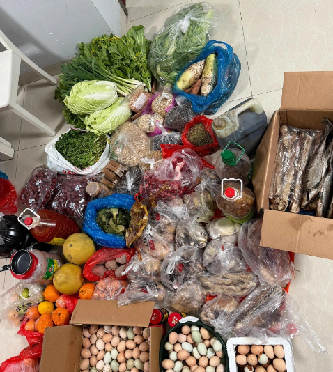 过完年准备返程 
父母把我车后备箱赛的满满的
临走时却被嫂子的一句话伤到了。
