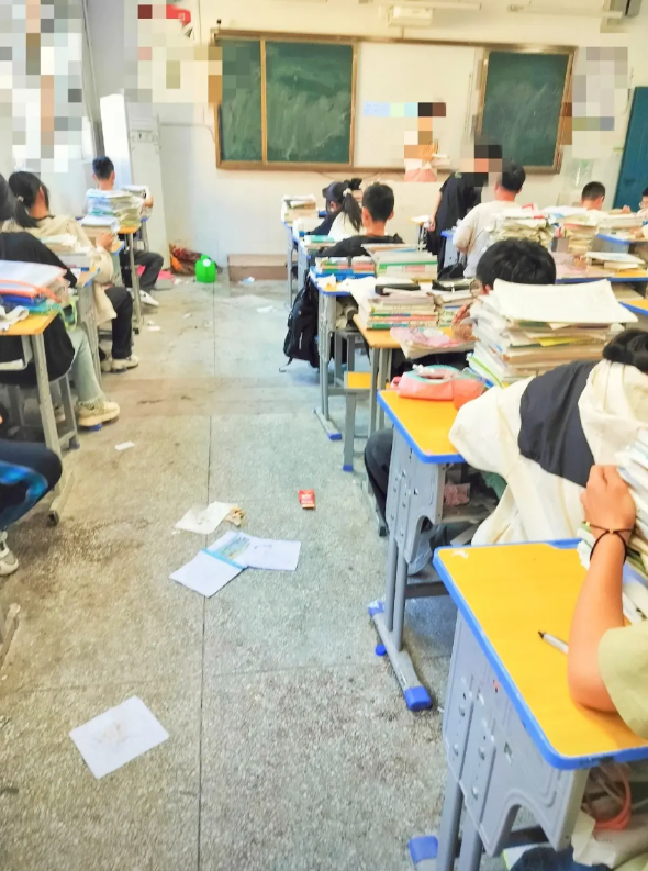 学校里几个重点班班主任和校长吵起来了！
新学期开始，
一个成绩垫底的差班被合并到
