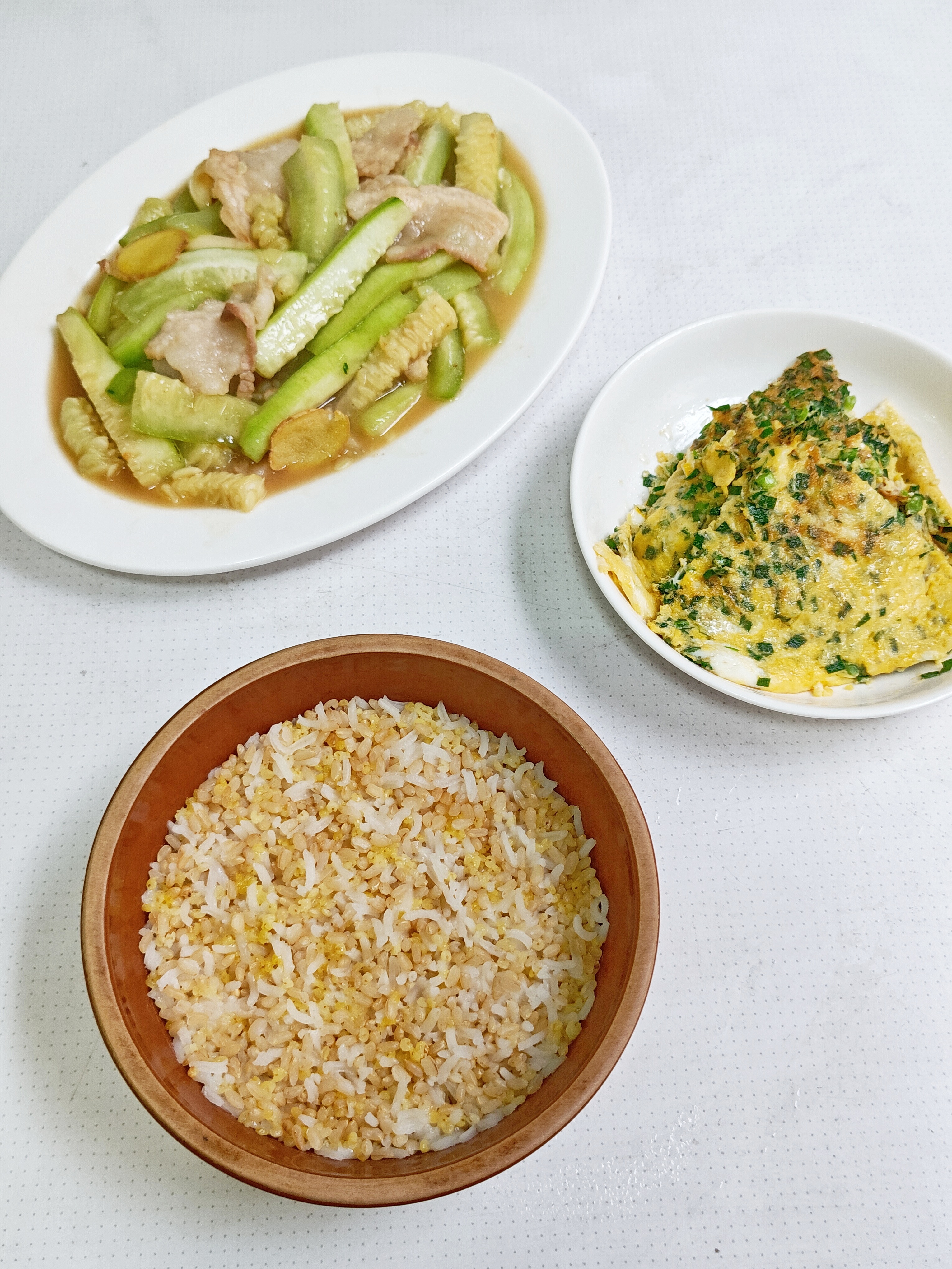 晚餐，肉片炒水瓜条（圆丝瓜），韭菜煎蛋，三米饭。水瓜这样炒好吃的，就是新鲜度太差