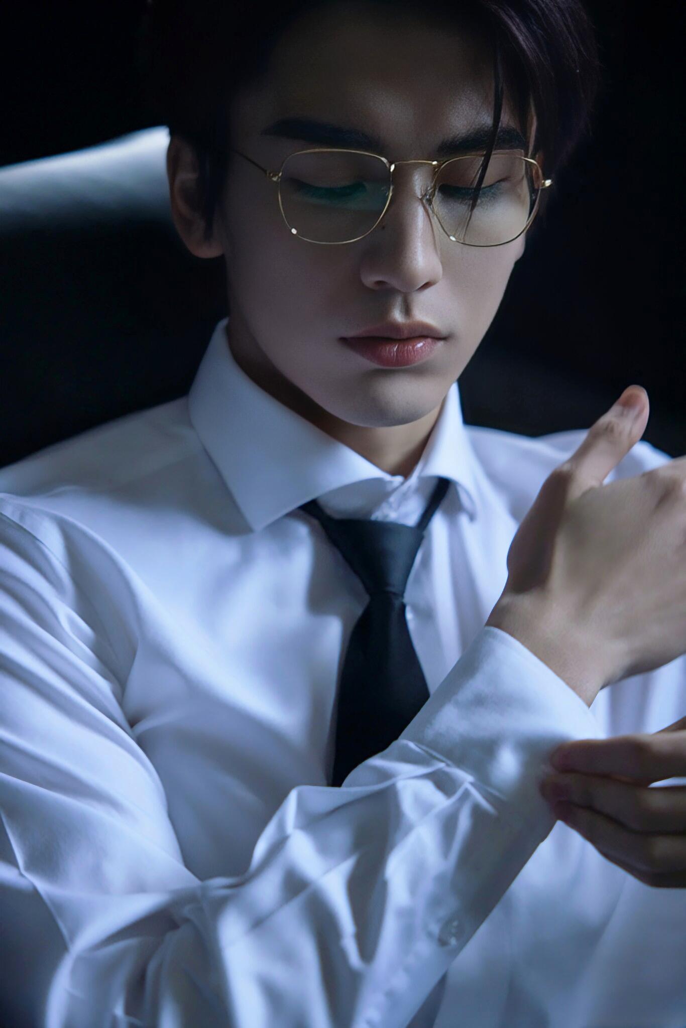 谁懂开头这两张张凌赫的帅照啊