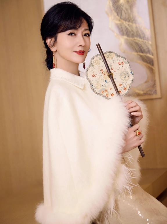赵雅芝作为影视经典女神，凭借《新白娘子传奇》等佳作深入人心。近日，她晒出最新美照