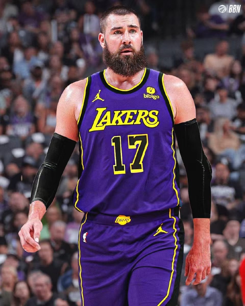 今天雅虎记者Jake Fischer发文称，华盛顿奇才对于交易队内中锋瓦兰丘纳斯