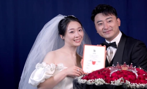 齐如意，那位曾在《暖春》中以“小花”一角深深触动观众内心的童星，如今已成长为28