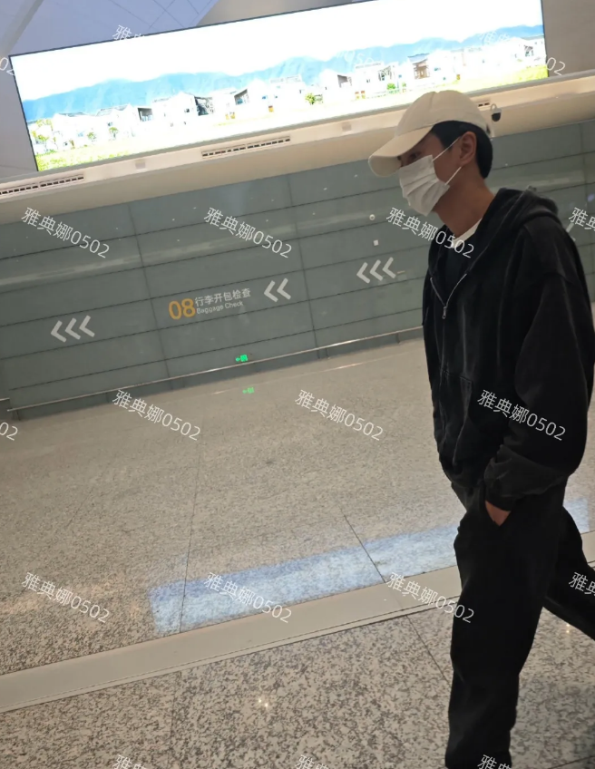 机场遇到陈晓，本人个子不高特别瘦，虽然长得很帅但很高冷没啥亲和力。
他跟陈妍希离