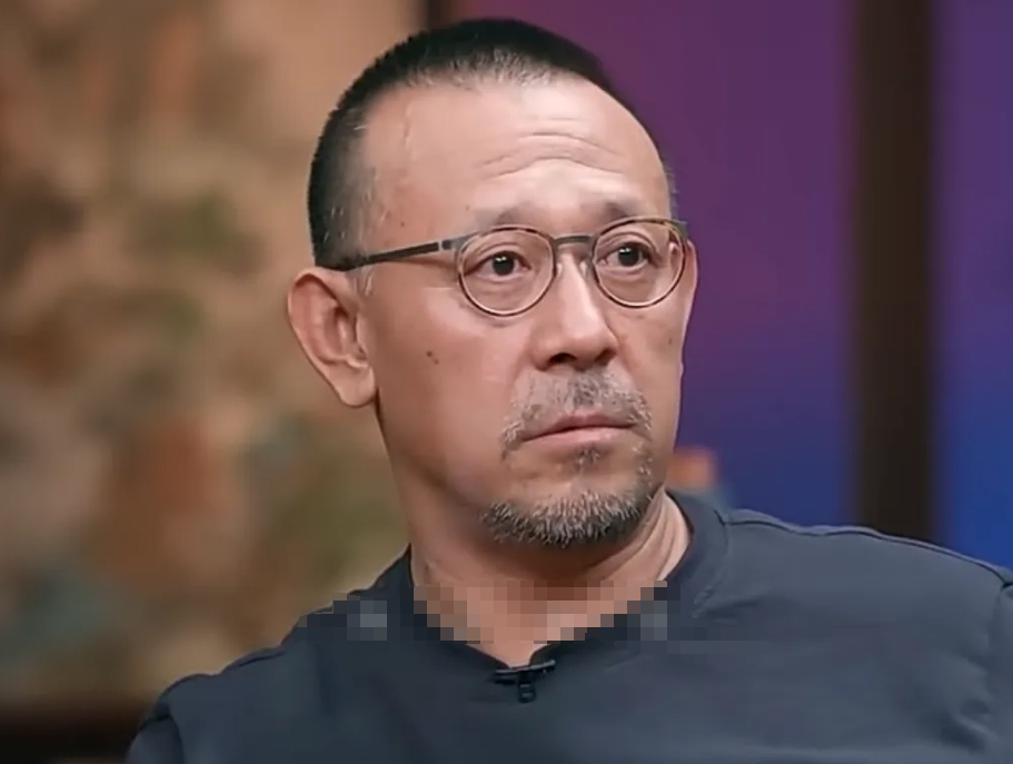 姜文这是真敢说啊。
有一次姜文当着镜头的面说，
我觉得我很有钱，
我一直觉得我是