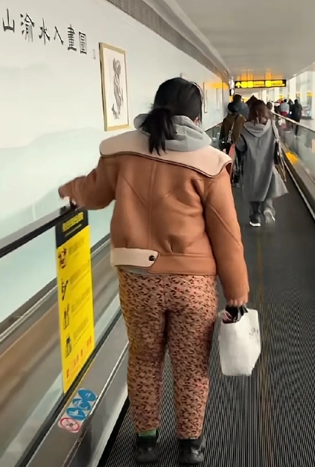 你说她审美不在线吧，她头发剪的好，你说她审美在线吧，她这一身装扮就出省了