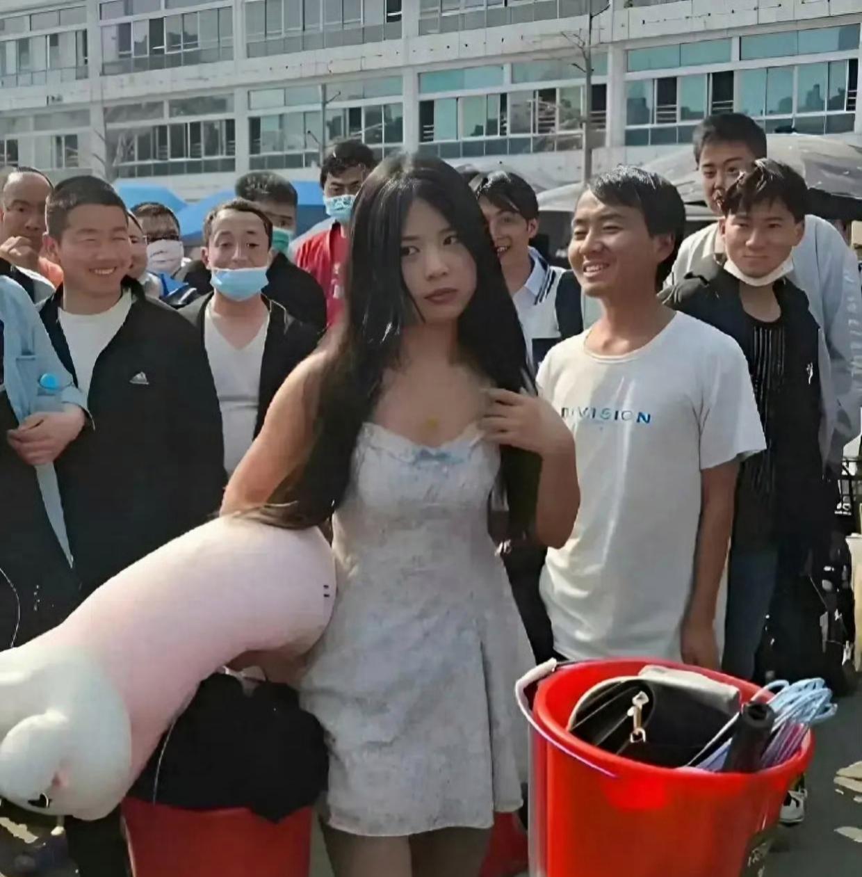 电子厂又来新人了……一个提桶的女孩进厂了