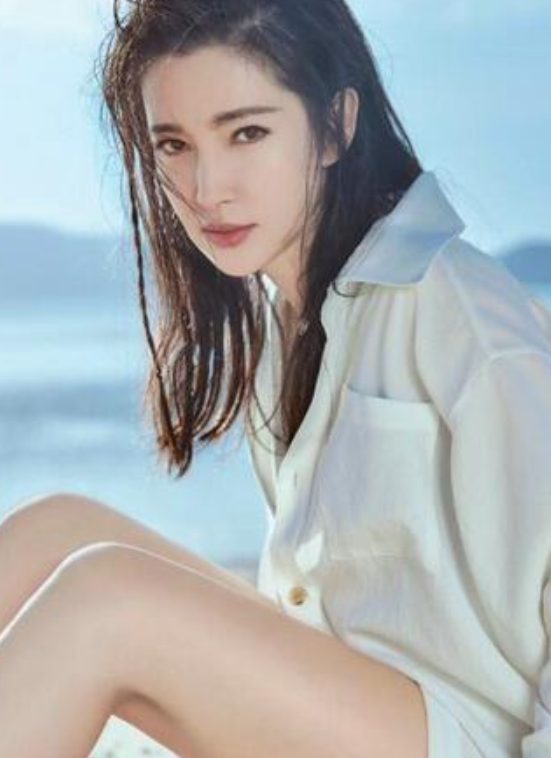 1996年，李冰冰刚出道就被富豪石涛，用两辆豪车和一套北京豪宅所打动，从此沦陷在