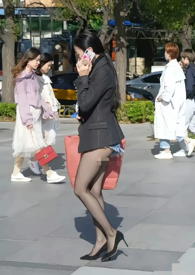 美女，不建议走路打手机

