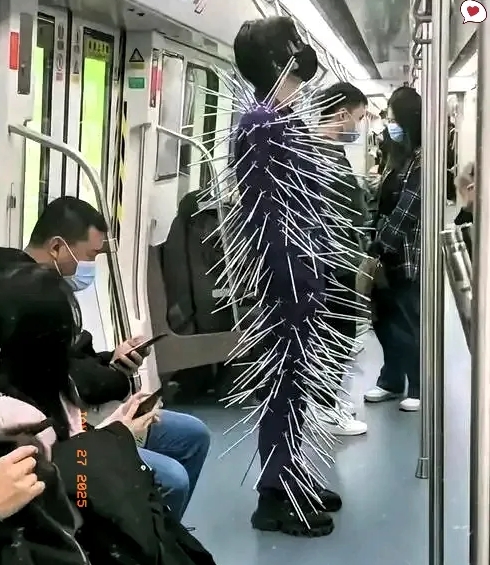 真不知道这位帅哥怎么想的…
这位帅哥仿若从异世界而来，身穿满身“钉子”乘坐地铁，
