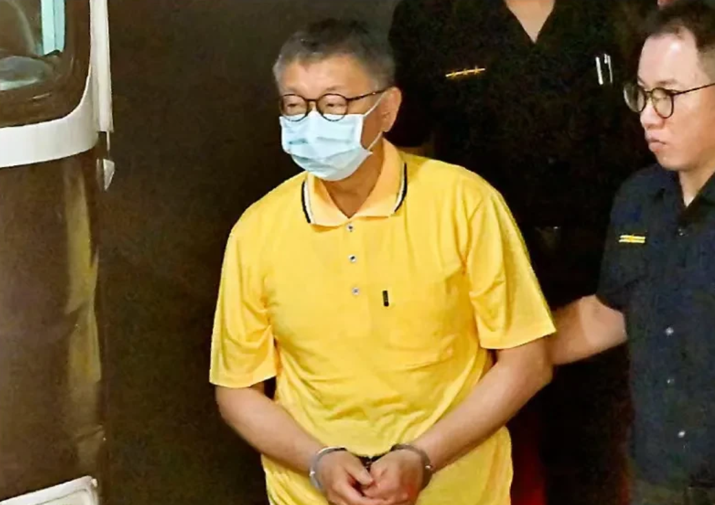 身穿囚服的柯文哲什么样？
台湾媒体拍到了柯文哲身穿囚服，手带手铐的照片。各位看一