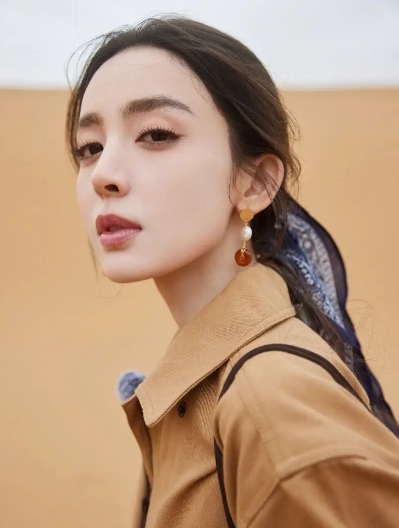 娜扎在沙漠拍摄，自在随意