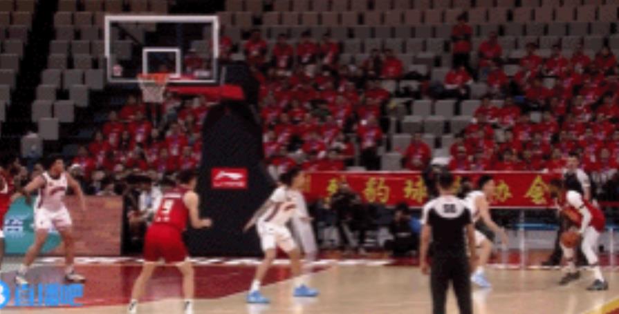 威姆斯被切球还投中，脚步特别轻松，宏远放弃他不应该

阿姆斯，巴顿都不行，事实上