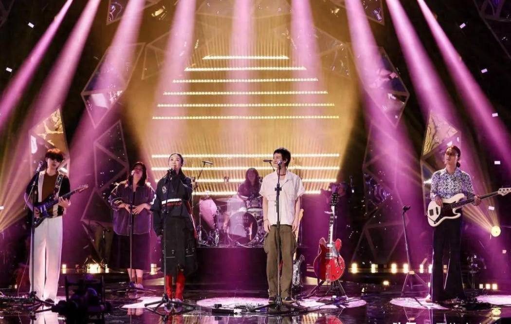 《歌手2024》歌王之战
在合唱的舞台上，《瞎子》以其深情厚意赢得了我心，而《放