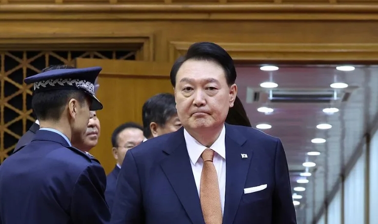 尹锡悦开始甩锅了！

尹锡悦：“戒严令不是我下的，是金龙显下的，我只是接收命令的
