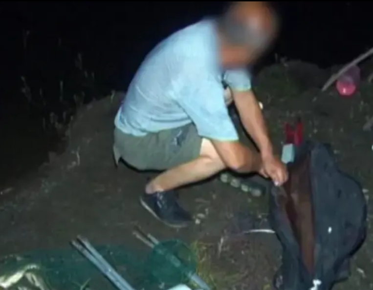 云南大理，男子承包了一处鱼塘，可是晚上总有人偷鱼，于是男子便夜晚蹲守，试图抓到偷