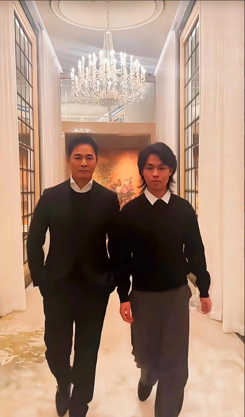 郭晋安晒父子合照！
郭晋安的儿子郭令山17岁了，在英国学音乐，从照片来看，长发披