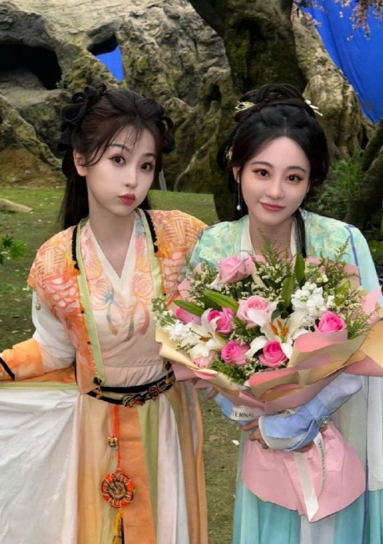 虞书欣与祝绪丹同框，仿佛丫鬟偶遇高贵小姐。