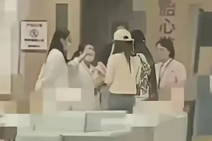 有狗仔称黄晓明将迎来二胎宝贝，10月曾陪同怀孕的妻子叶珂前往医院进行产检！

虽