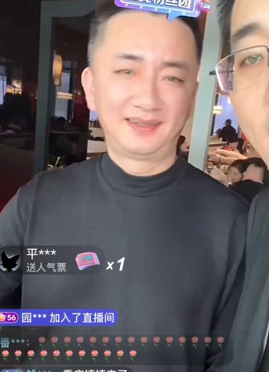 今天恒隆小井的直播间格外热闹啊
一开播直接冲到了三万多人
好多姨姨们都赶过来支持