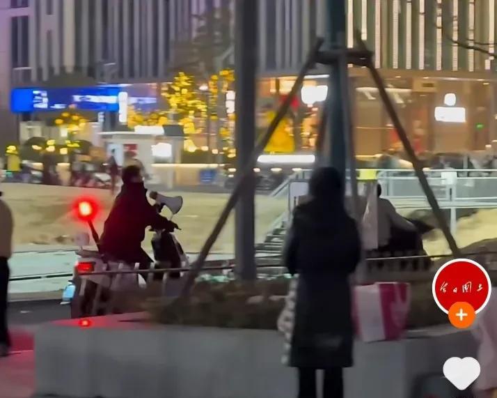 大娘骑人力三轮车在公园卖冰糖葫芦，保安骑摩托车追在后面放喇叭：三无产品，请勿购买