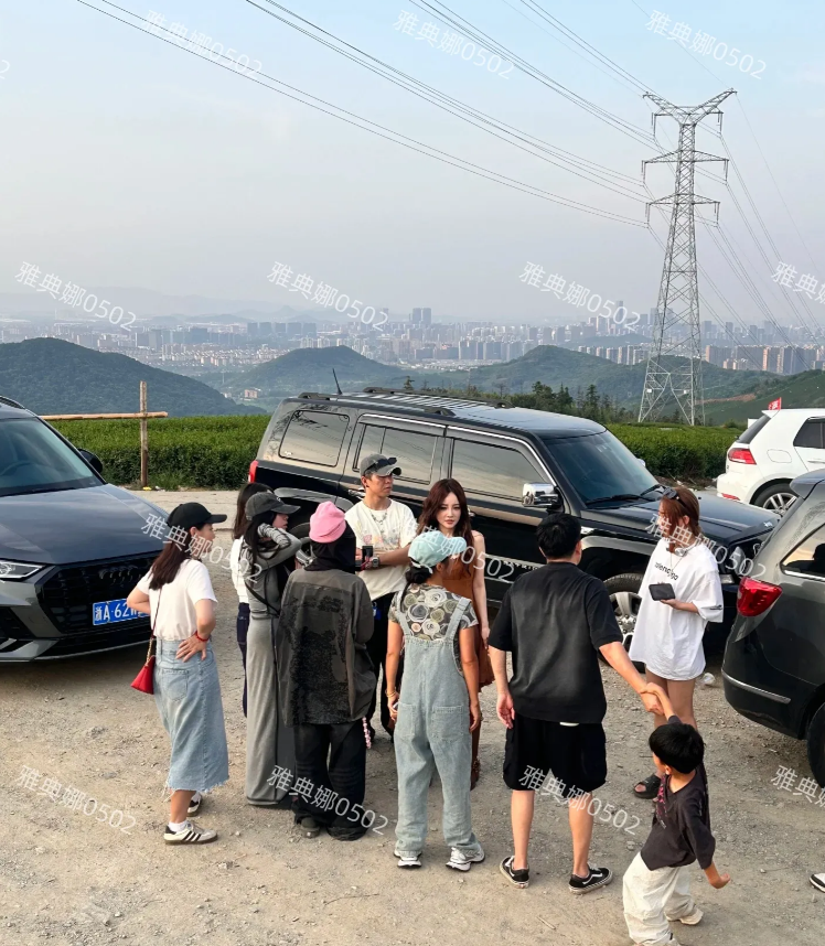 杭州大朗山偶遇李小璐，她本人可真年轻，又瘦又美皮肤白到发光，一点儿也看不出她都4