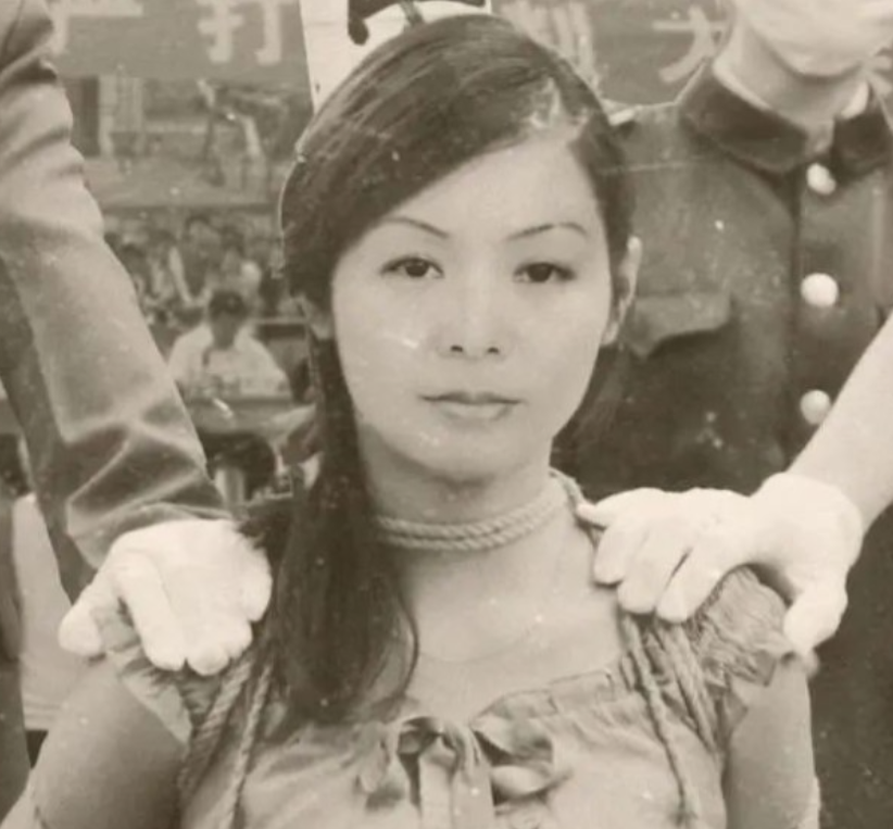1983年，年仅25岁的“女流氓”翟曼霞跪在刑场等待被枪决，行刑前她突然对着天空