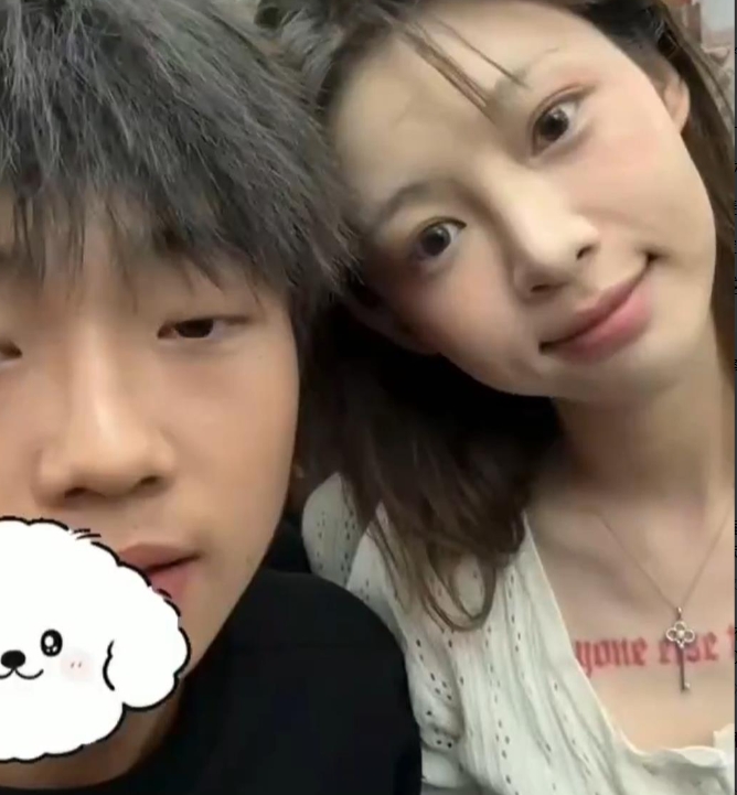 机车女神”痞幼被爆出新恋情。有一男子在网上官宣与痞幼恋情。从照片上看，男子的年龄