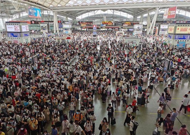明天就开始中秋小长假了。

陈先生与别人换了个班，明天休假，后天又去值班。

挺
