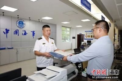 琼州海峡首艘新能源车辆运输船 “绿源一号” 成功首航，可运输约 160 辆新能源小汽车。