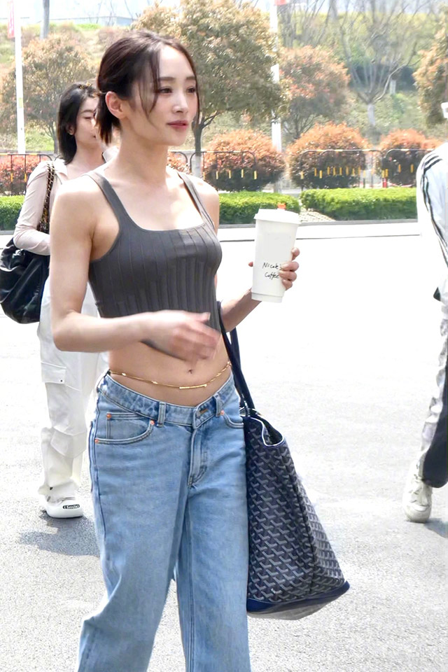 #浪姐一公上班路透#姐姐们上班了！郑妮可、张予曦、蔡文静。这届浪姐，精瘦精瘦的。