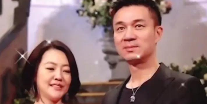近日，小S回应与老公无性生活一事引发热议。在娱乐圈的镁光灯下，这一话题不仅是大众