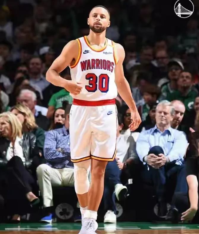 库里是个好同志啊！今天再次拿到三双，勇士有望冲击总冠军，原因就是；

1、主帅科