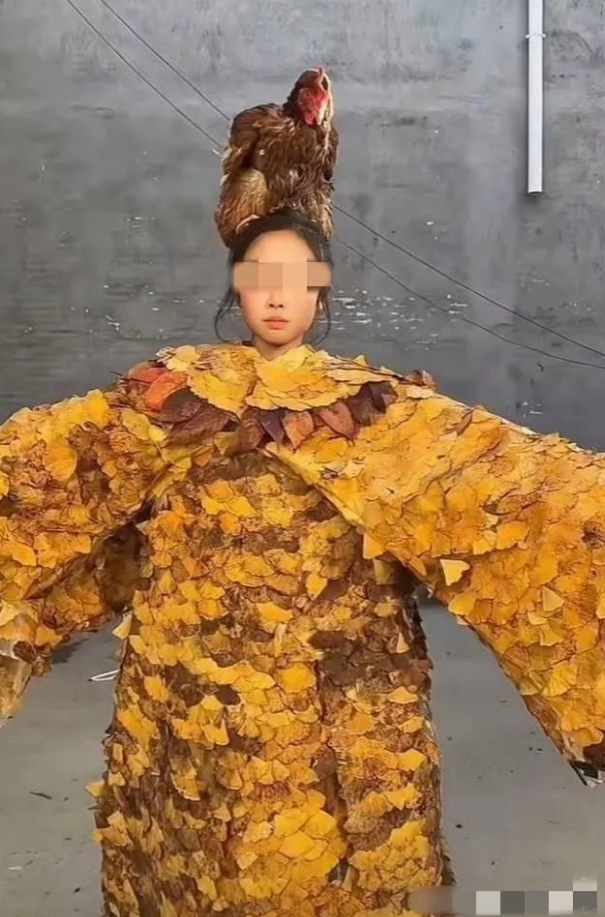 女儿展示她的手工作业，怎么样，酷吧
