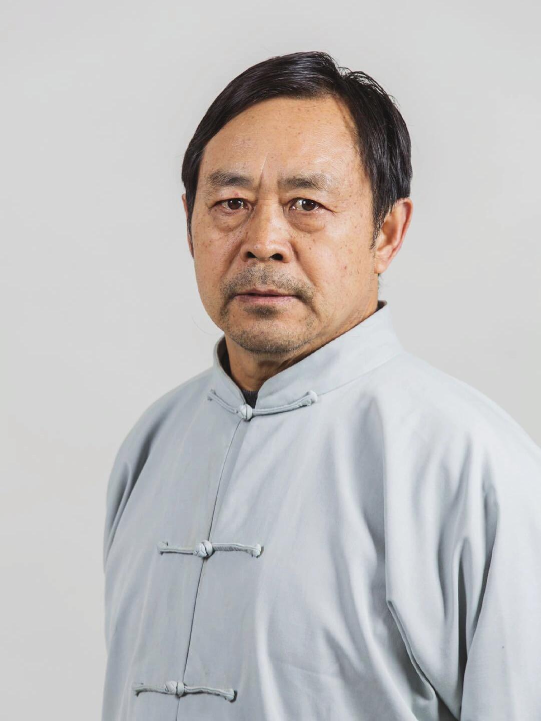 唯一靠失败成功的人
他就是马保国，当过兵，上过大学，做过干部，练过形意拳。200