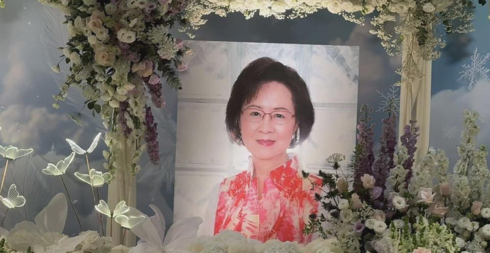  
 
琼瑶儿媳何琇琼近日公开亮相座谈会。距离琼瑶离世两个月，这位事业伙伴以全新