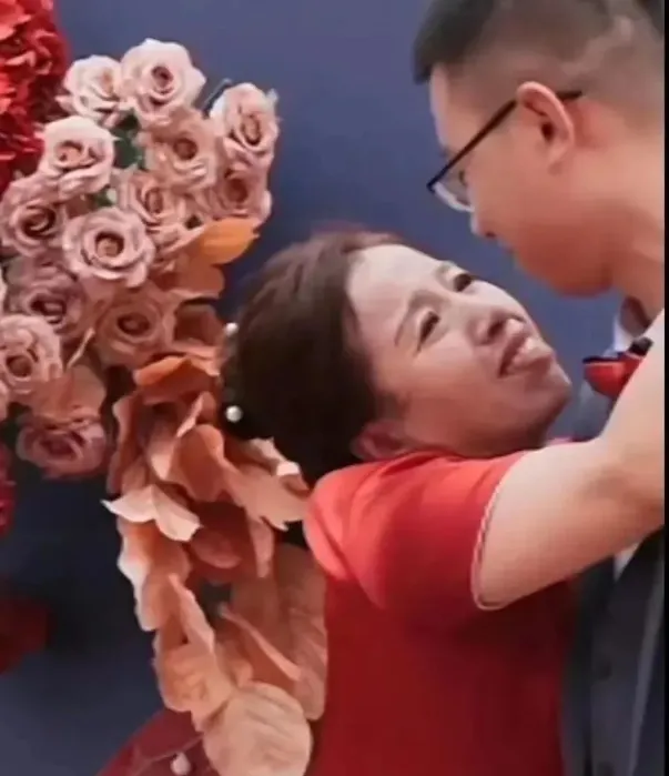 还记得婚礼上这对母子么，被网友猜对了果然离婚了。 之前山西一名男子结婚，在婚礼上