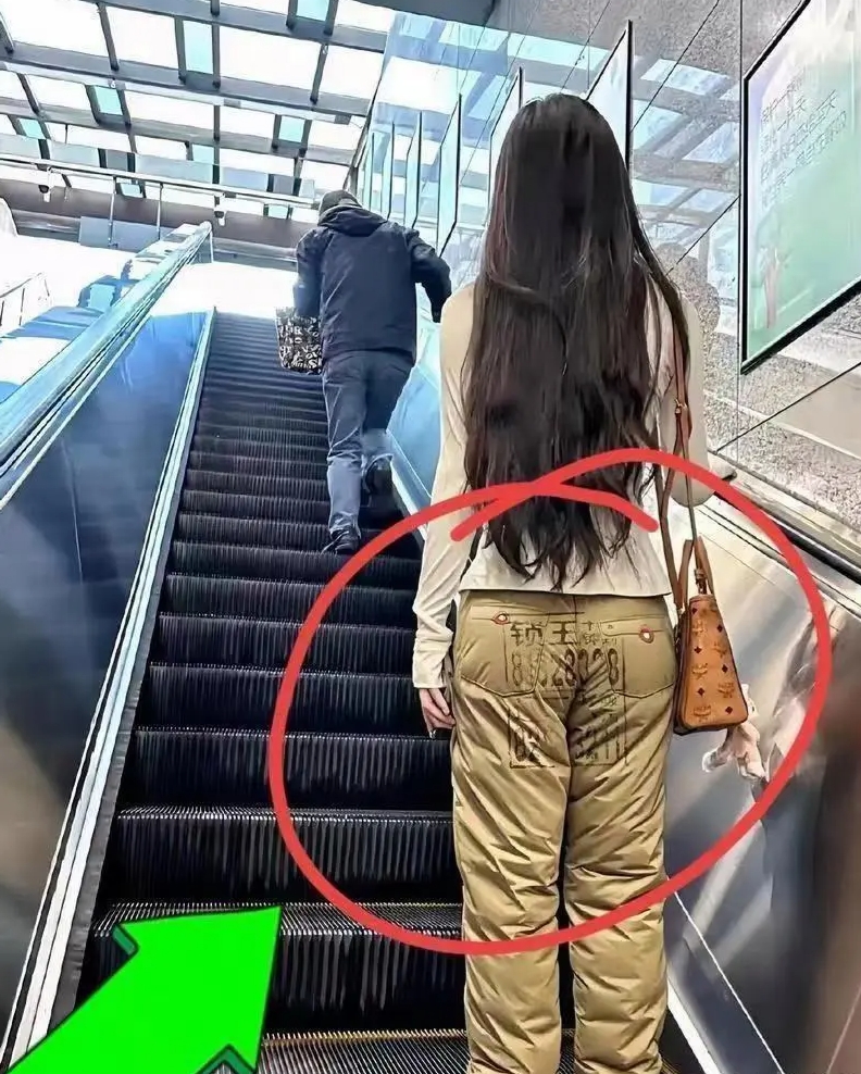 妈呀，第一次见这女人怎么这样啊！她到底是自己印上去的还是坐在哪里印上去的呢，你们