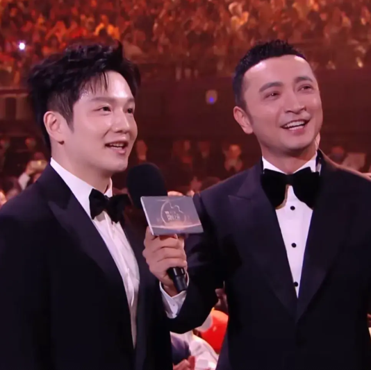 樊振东今晚镜头好多啊！这就是人气！是民心所向！主持人尼格买提cue东东说粤语，东