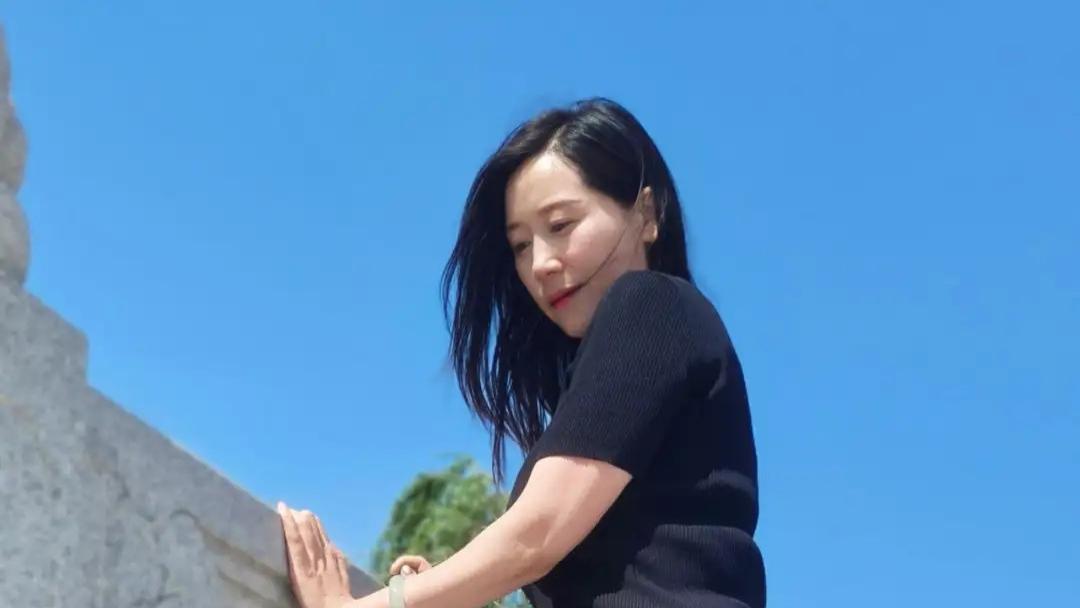 散发成熟魅力的中年小姐姐写真