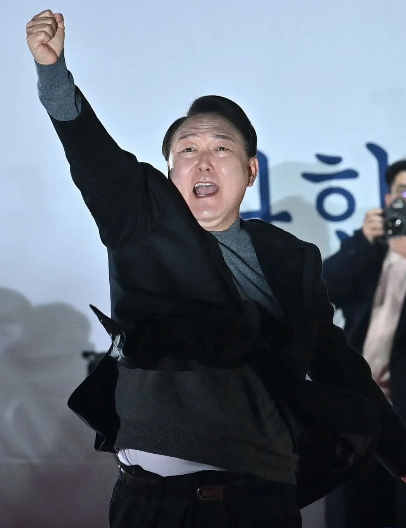 尹锡悦抓紧下台吧！
你看看执政这两年干的都是啥事啊
第一件事，就是整天没事秀整容