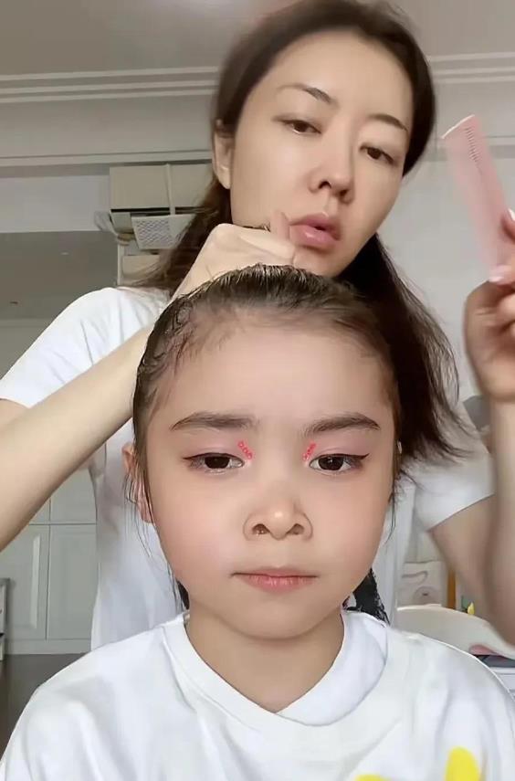 熊黛林6岁大女儿芭蕾演出，两个女儿都像爸爸。却有人网暴人家小姑娘太丑！
 
不要