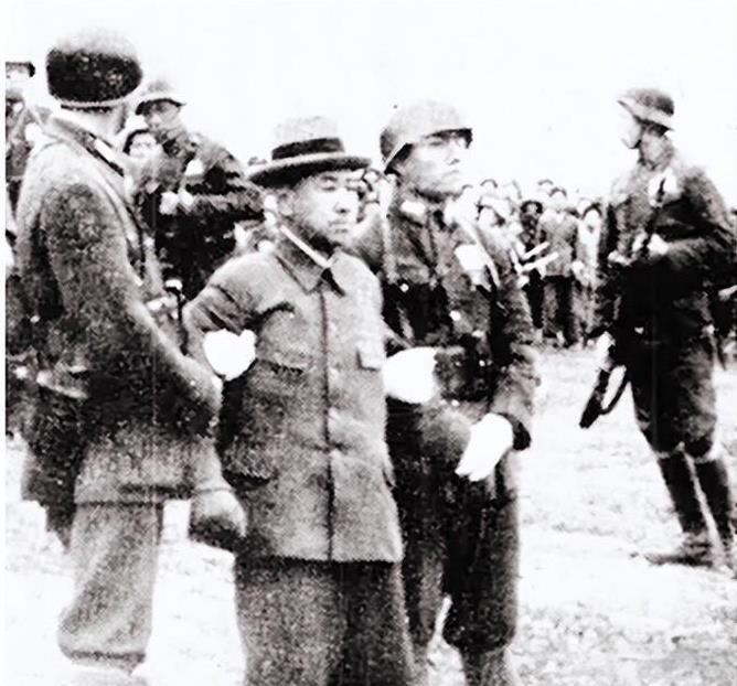 这是1947年，在南京郊外刑场，拍摄到了谷寿夫即将受枪决的镜头。-照片中，谷寿夫