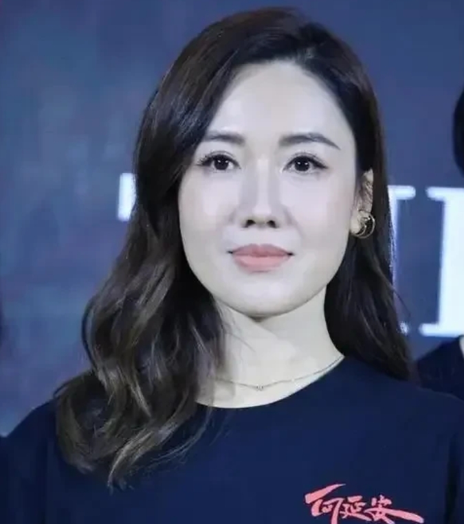 真的没想到！44岁没李施嬅和周润发的健身教练恋爱8年，订婚4年了，如今却突然官宣