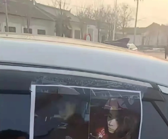 “咸阳银泰学府震撼事件！已婚少妇情人节前夕暗约遭受噩耗，竟被丈夫突袭现场！家门口