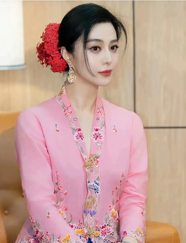 范冰冰实在是太美了，不仅人美，服装也美，这么漂亮的女人不能在娱乐圈做贡献，跑到国